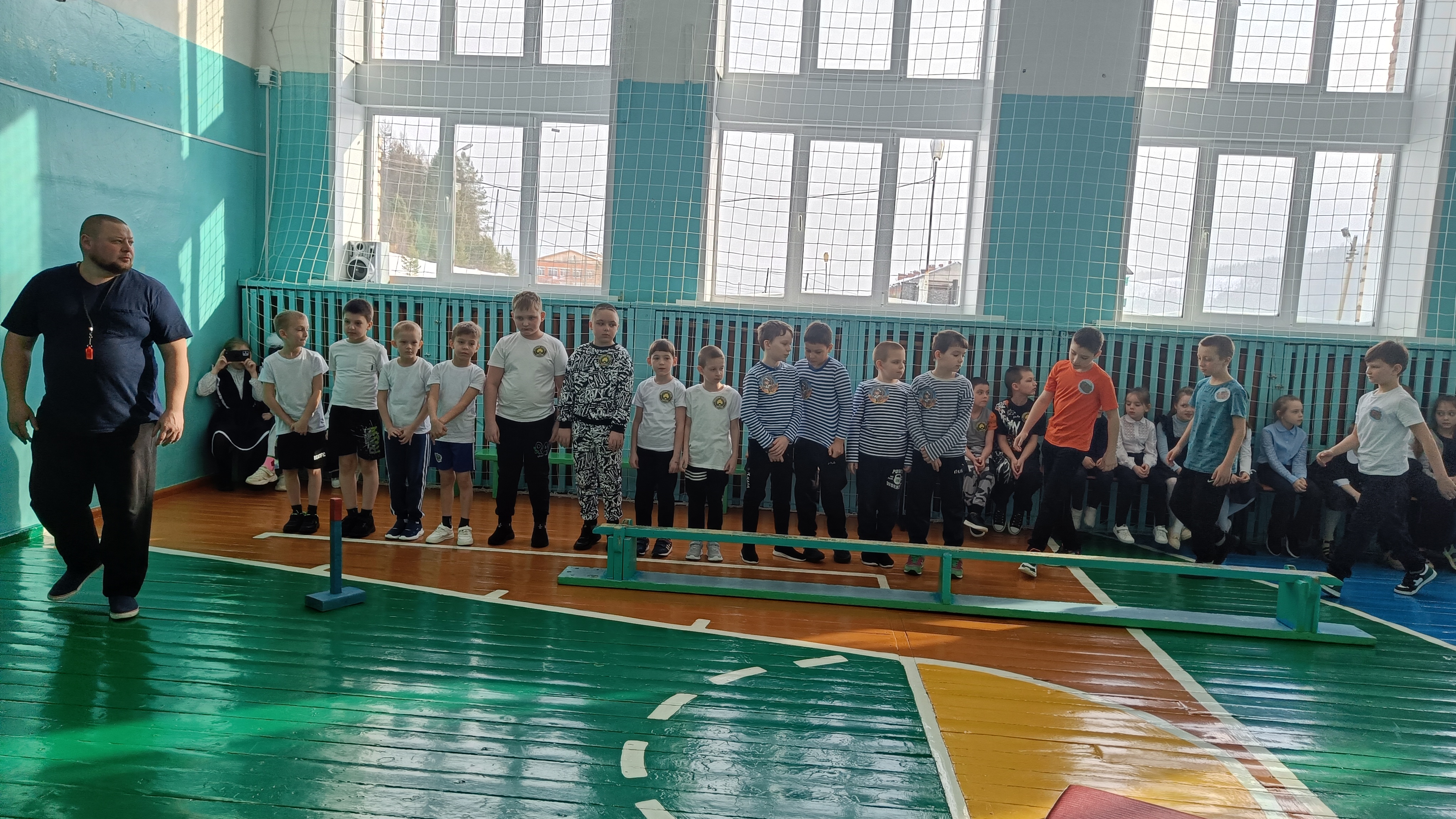 Военно-спортивная эстафета среди мальчиков 1-4 классов.